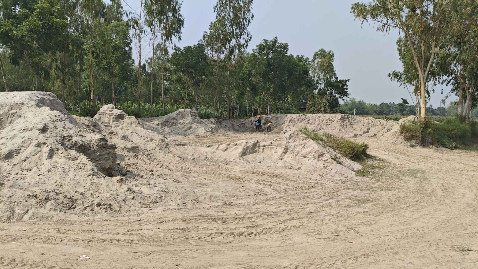 গাইবান্ধায় জব্দ করা বালু লুটের অভিযোগ