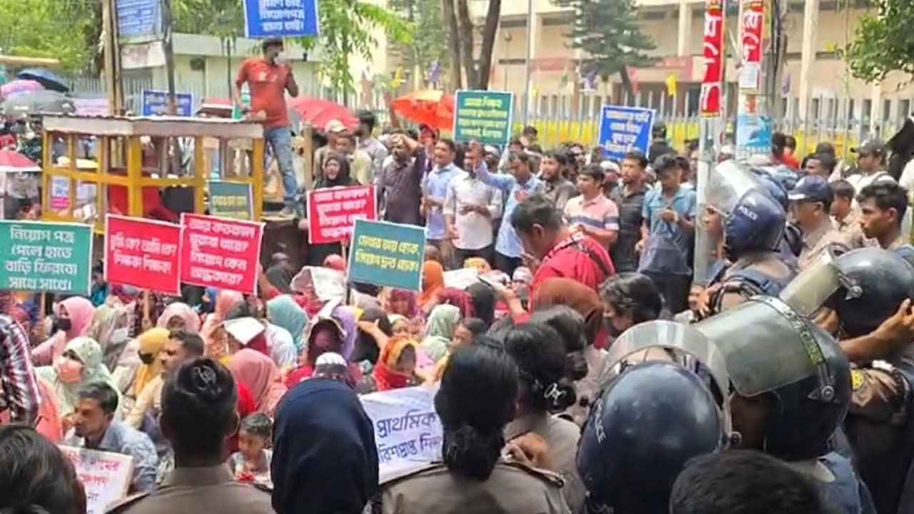 শাহবাগে শিক্ষক নিয়োগপ্রত্যাশীদের অবস্থান, পুলিশের সঙ্গে ধাক্কাধাক্কি