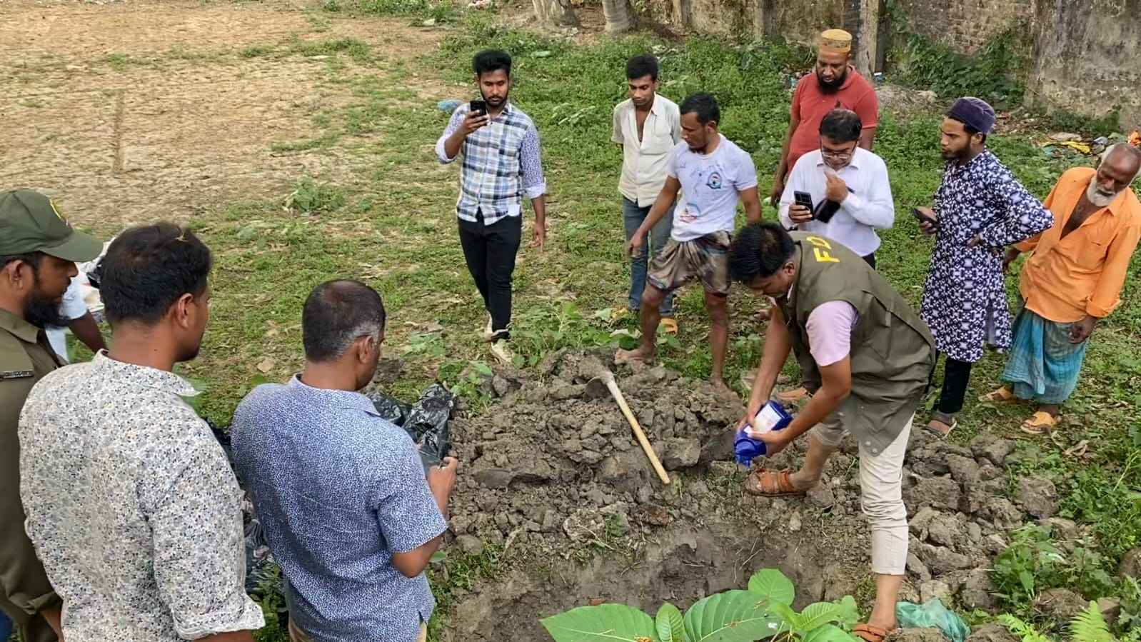 পিরোজপুরে ৮ লাখ টাকার ‘খটক’ মাছ বিক্রি, পুলিশের অভিযানে মাটিচাপা