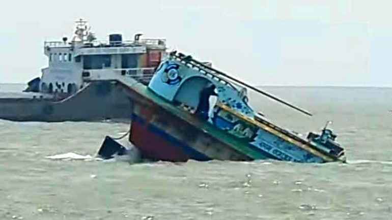 চরমোনাই মাহফিলের মুসল্লিবাহী লঞ্চের ধাক্কায় বাল্কহেড ডুবি