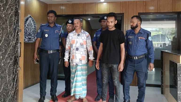 ফতুল্লায় অস্ত্রসহ মাদক কারবারি বাবা-ছেলে গ্রেফতার