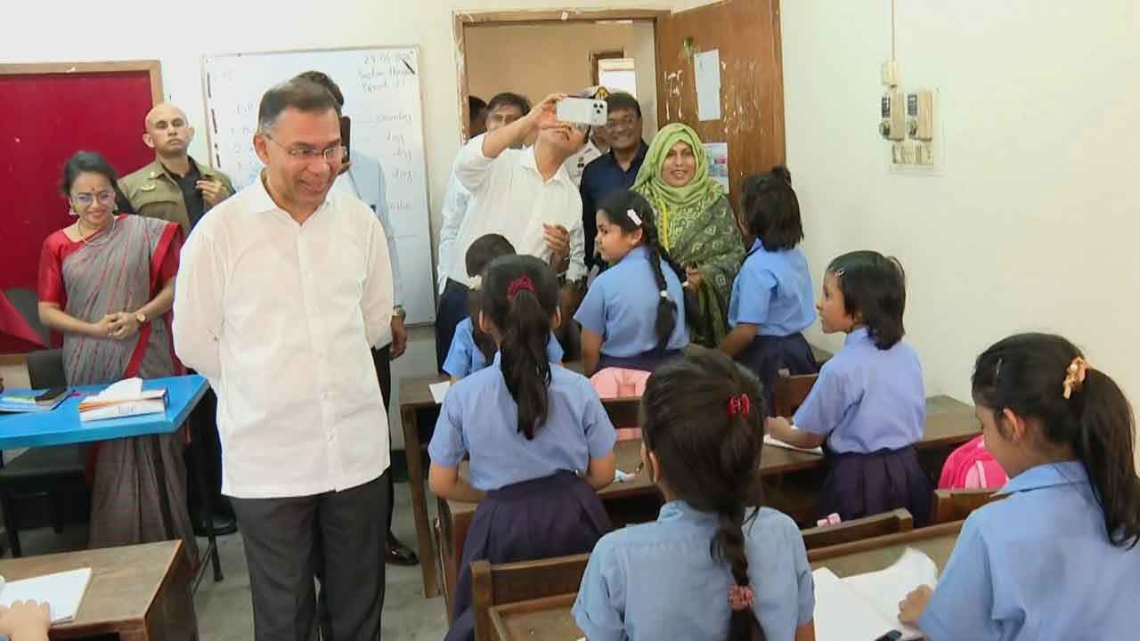 বিয়াম স্কুলে শিশুদের কোলাহলে এক অন্যরকম প্রধানমন্ত্রী