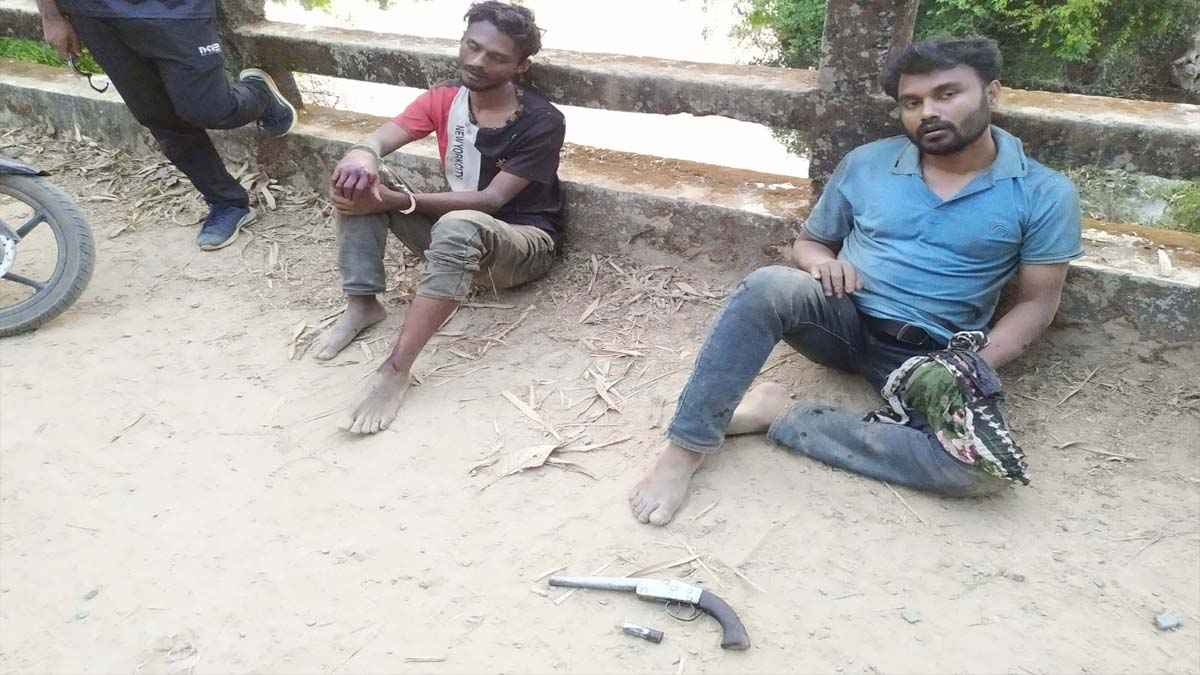 বান্দরবানে দুই অস্ত্রধারীকে পুলিশে দিল জনতা