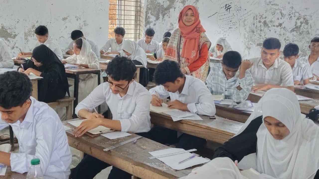 বরগুনায় এসএসসি ও সমমান পরীক্ষায় প্রথম দিনে অনুপস্থিত ২৭১ জন