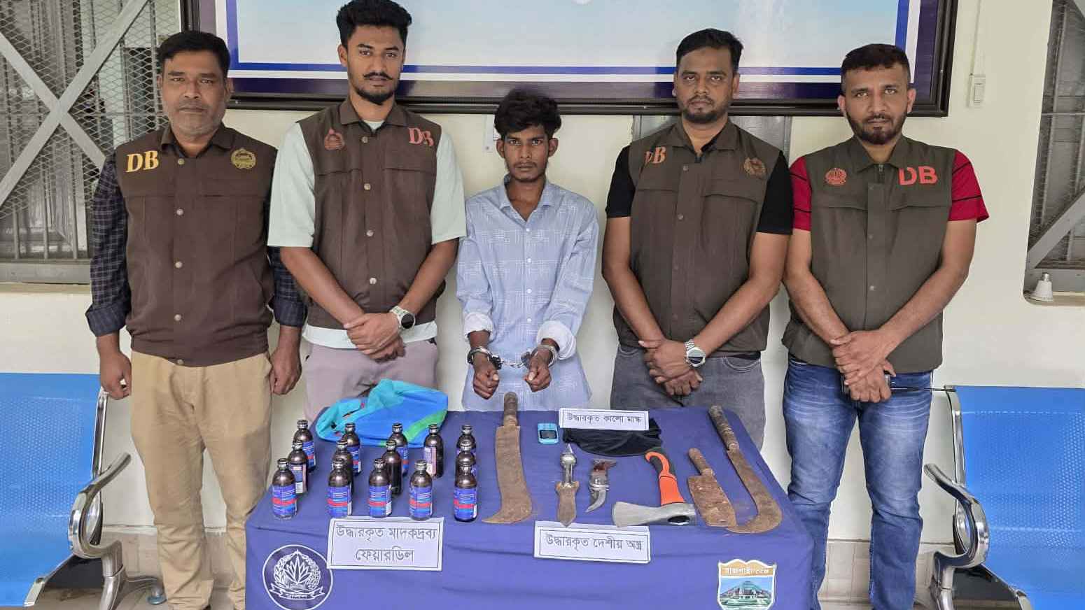 বগুড়ায় ডিবির অভিযানে মাদক-অস্ত্রসহ যুবক গ্রেফতার