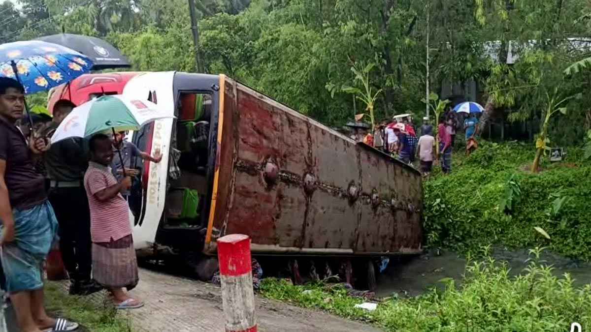 ভোলায় নিয়ন্ত্রণ হারিয়ে যাত্রীবাহী বাস উল্টে পড়ল খাদে