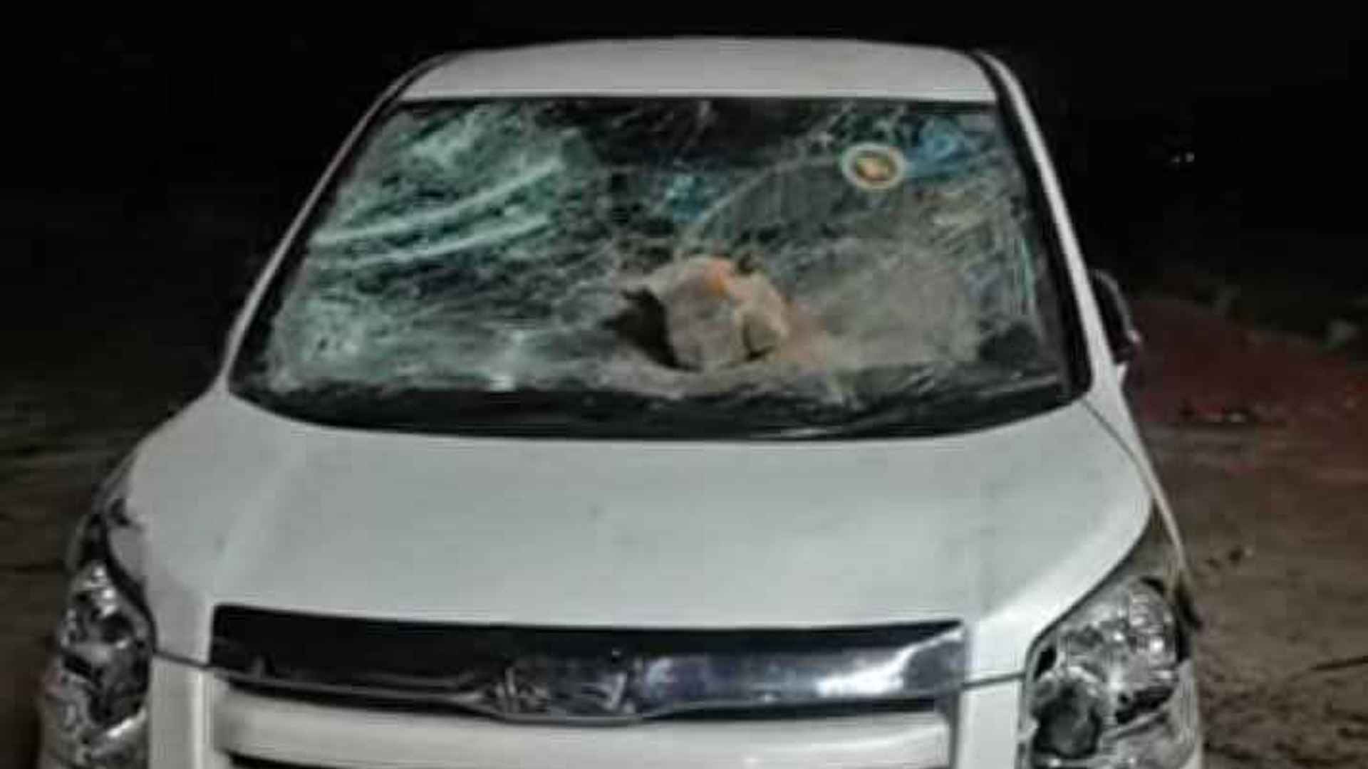 পাম্পে জ্বালানি নিতে ঢুকতেই ভাঙা হলো এমপির গাড়ি