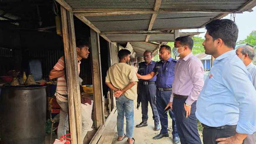 অতিরিক্ত দামে পেট্রোল বিক্রি, দুই ব্যবসায়ীকে জরিমানা 