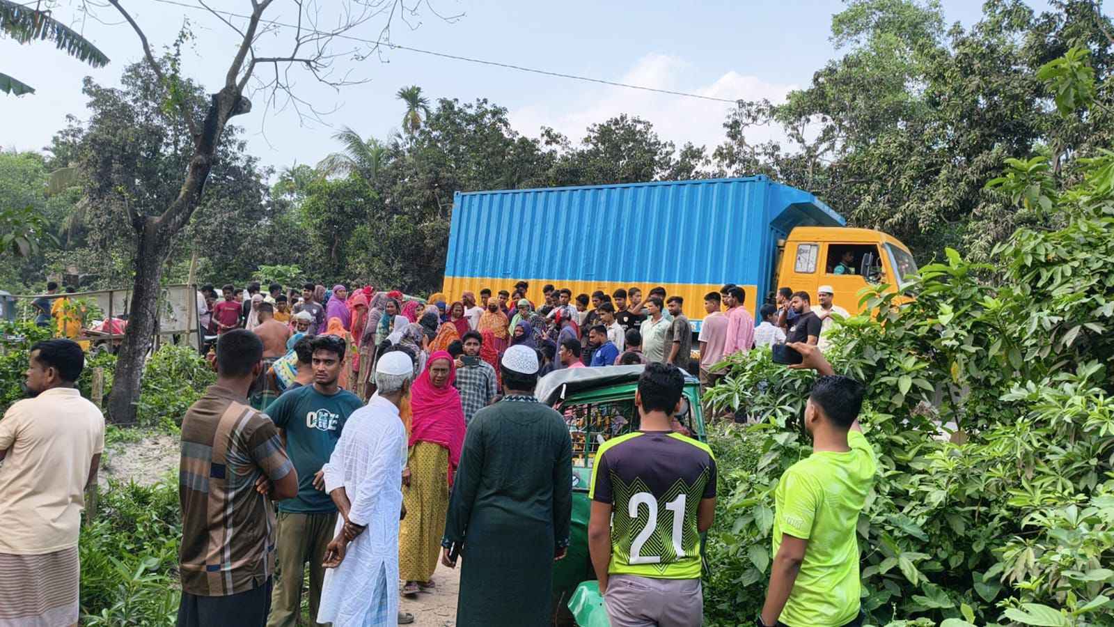 কাভার্ড ভ্যানের ধাক্কায় সিএনজি ছিটকে সড়কে, প্রাণ গেল মা-ছেলের