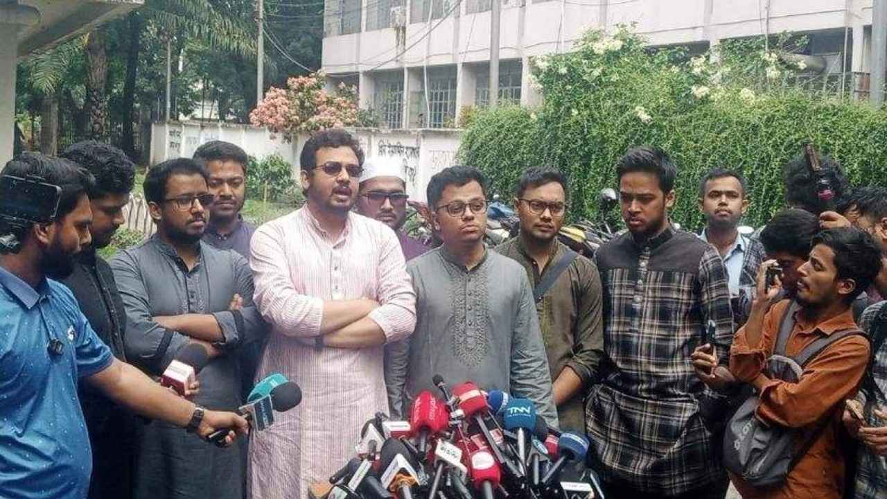 প্রথম বর্ষের আবাসনের দাবিতে ভিসি কার্যালয়ে ডাকসু নেতাদের অবস্থান