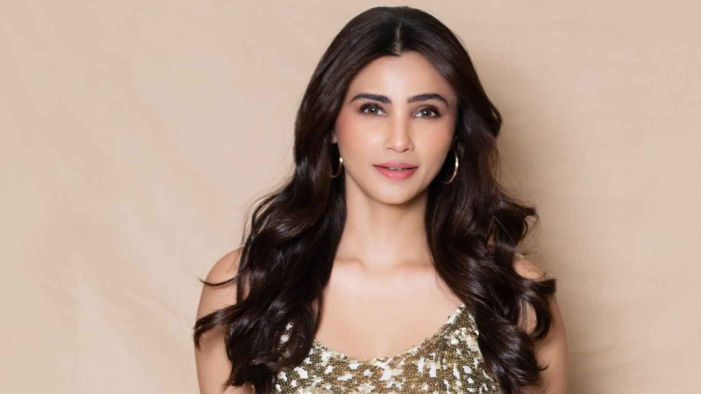 ‘পরিচালক খুব নোংরাভাবে আমাকে স্পর্শ করছিলেন’  