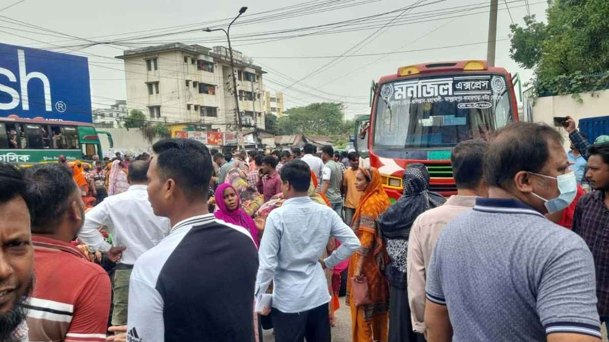 তেজগাঁওয়ে সড়ক অবরোধ করে পোশাক শ্রমিকদের বিক্ষোভ