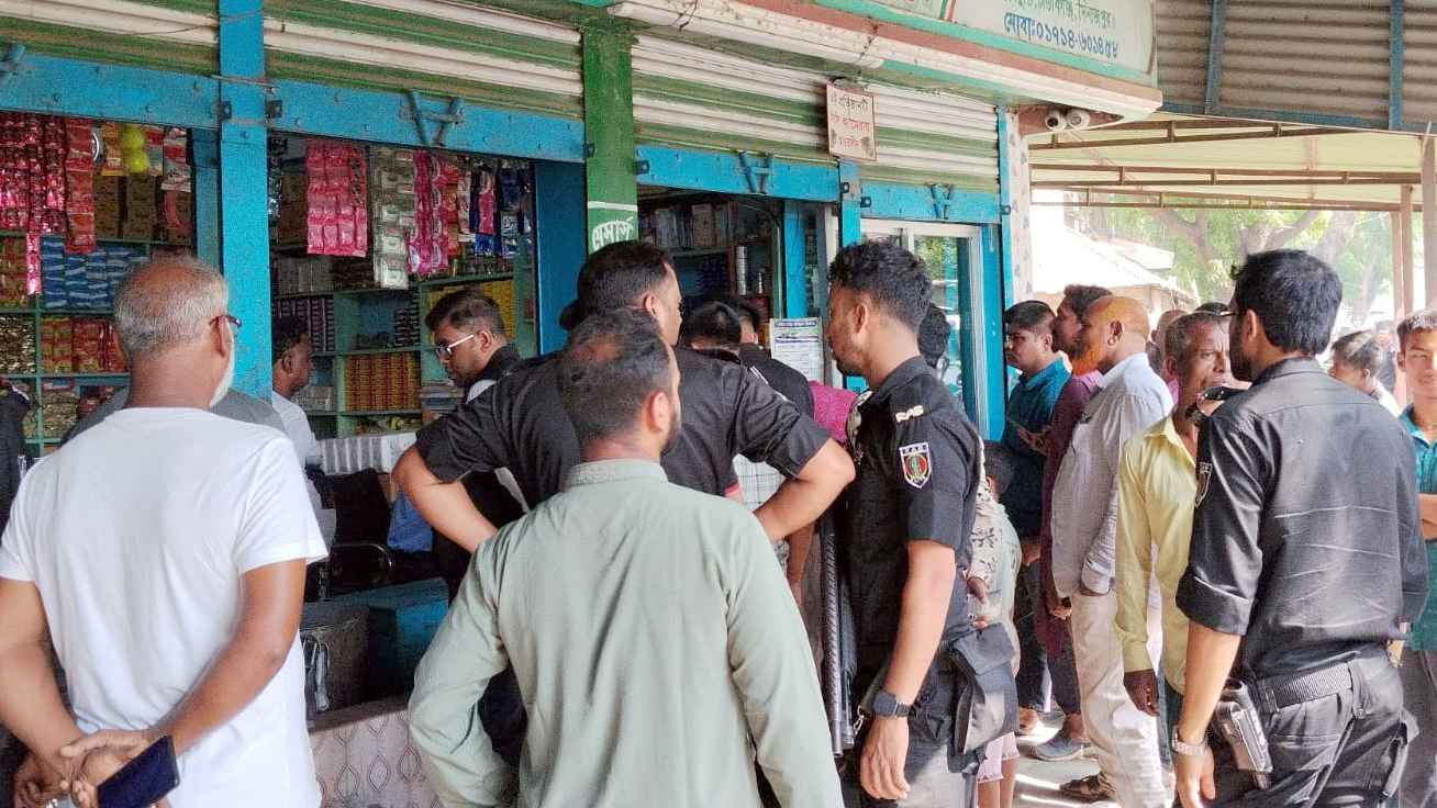 বোচাগঞ্জে বেশি দামে সয়াবিন তেল বিক্রি, ৭০ হাজার টাকা জরিমানা