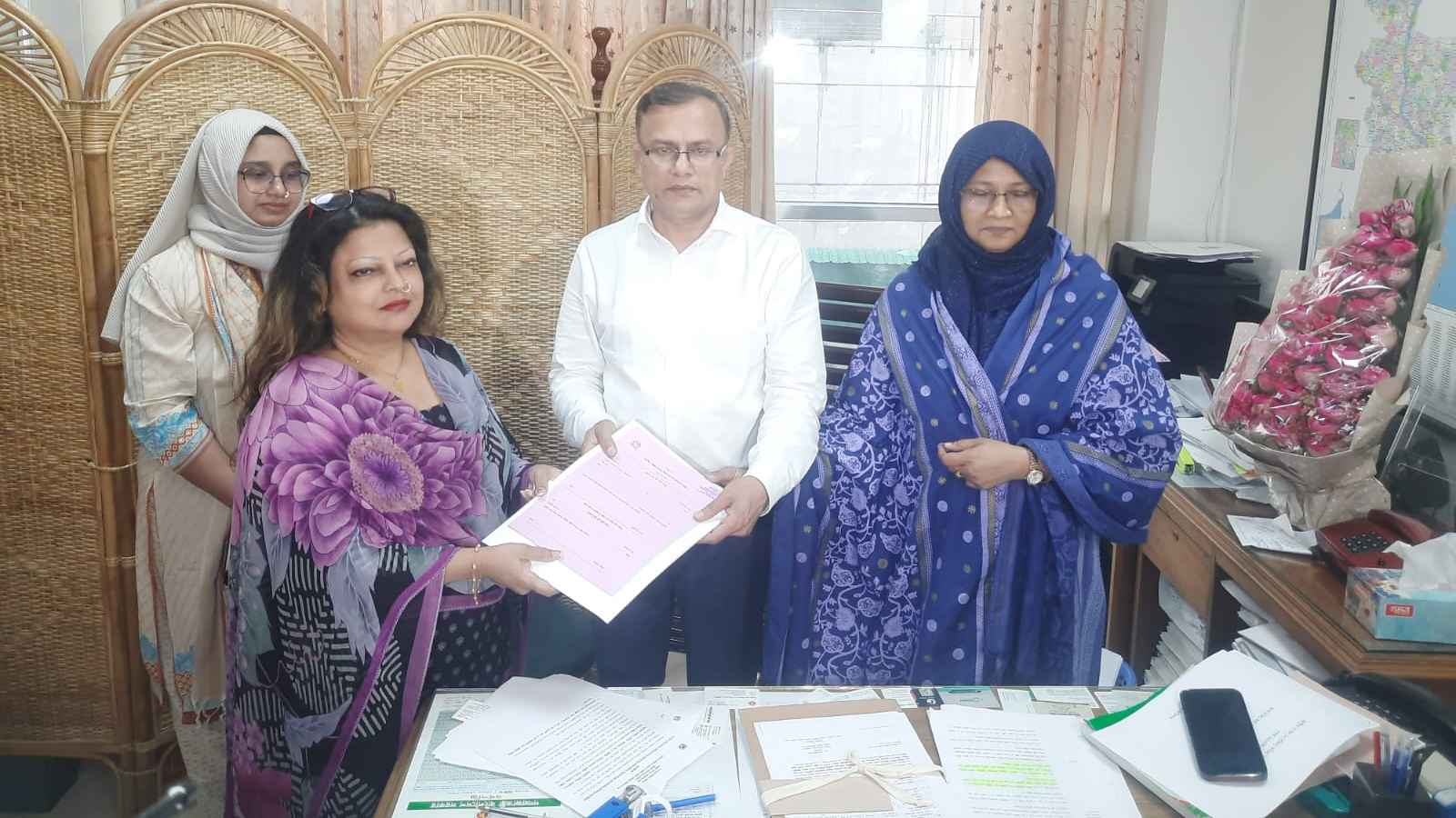 বিএনপির টিকিটের আশায় সাবেক ইসি কন্যার মনোনয়ন সংগ্রহ