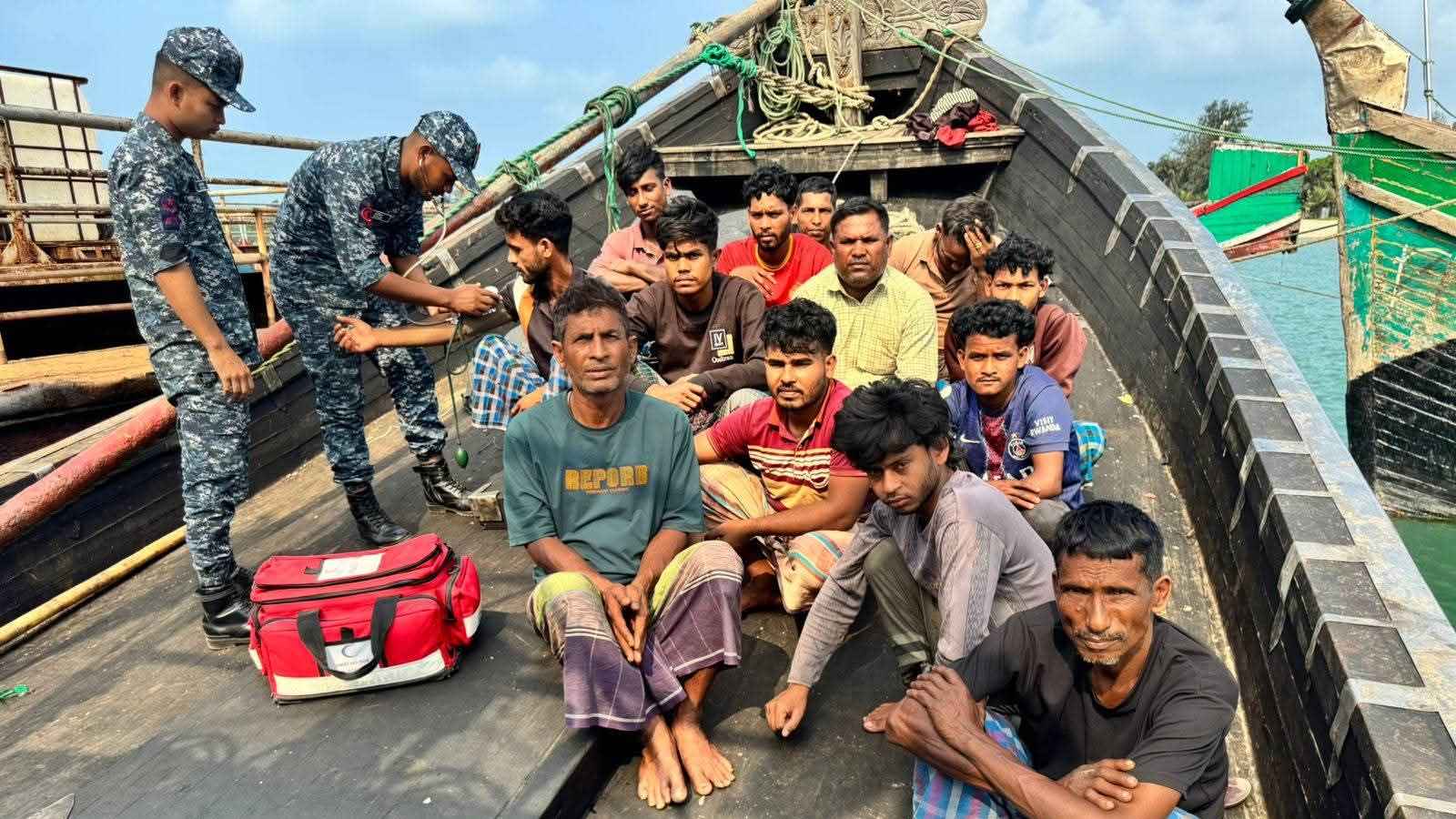 বঙ্গোপসাগরে বিকল ট্রলারসহ ১৫ জেলে উদ্ধার