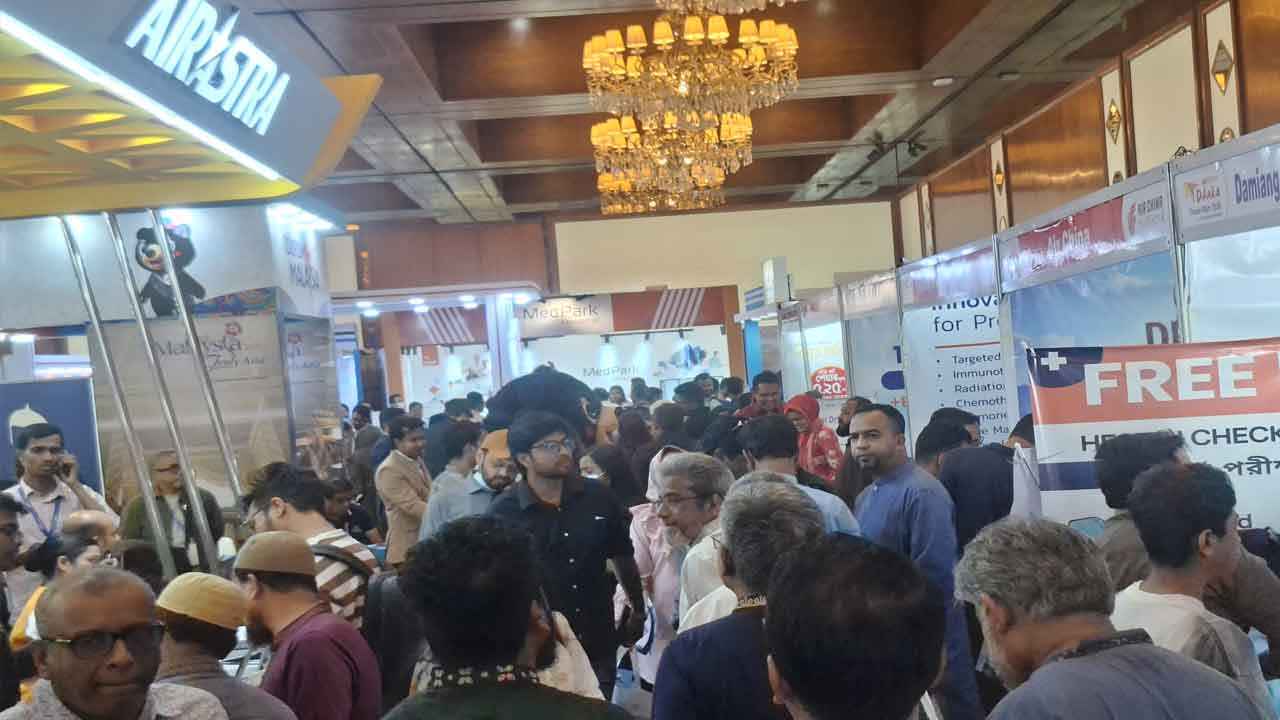 জমে উঠেছে ঢাকা ট্রাভেল মার্ট ফেয়ার, দর্শনার্থীদের উপচে পড়া ভিড়