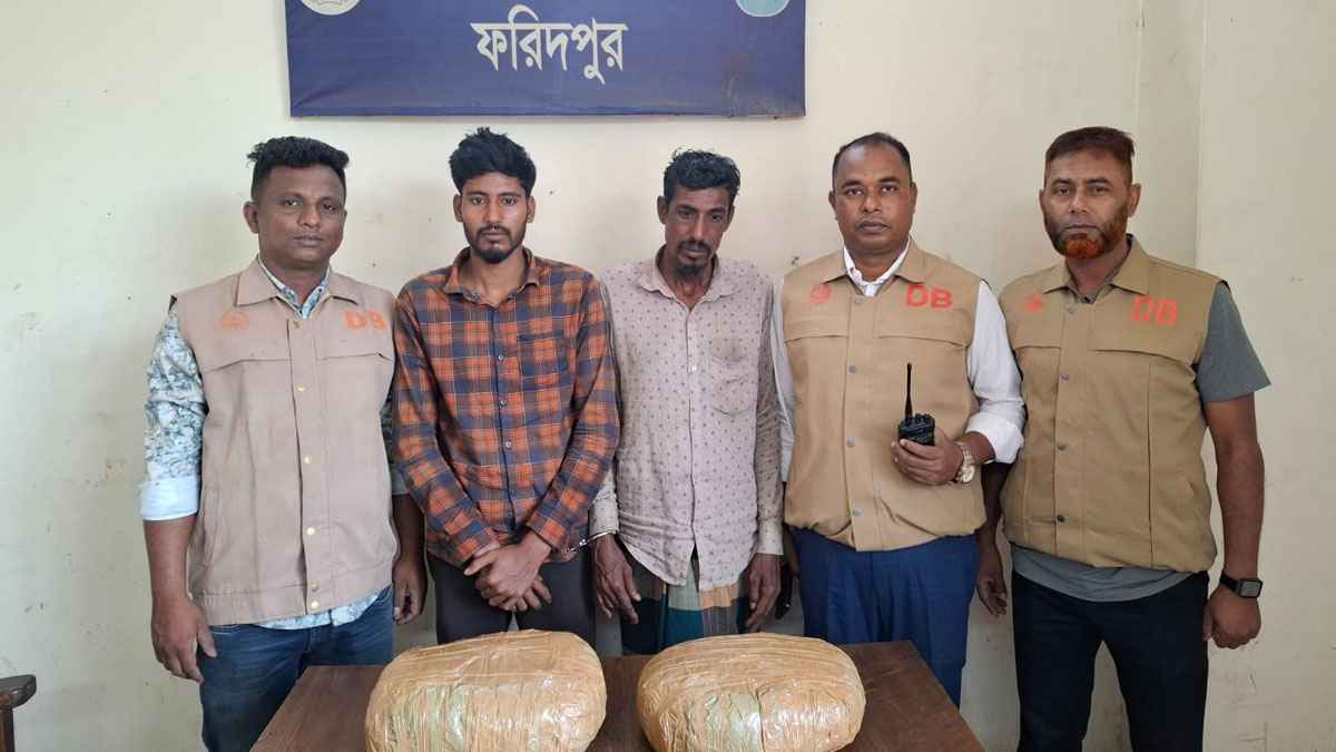ফরিদপুরে ১০ কেজি গাঁজা ও ৬৫ পুরিয়া হেরোইনসহ গ্রেফতার ৭