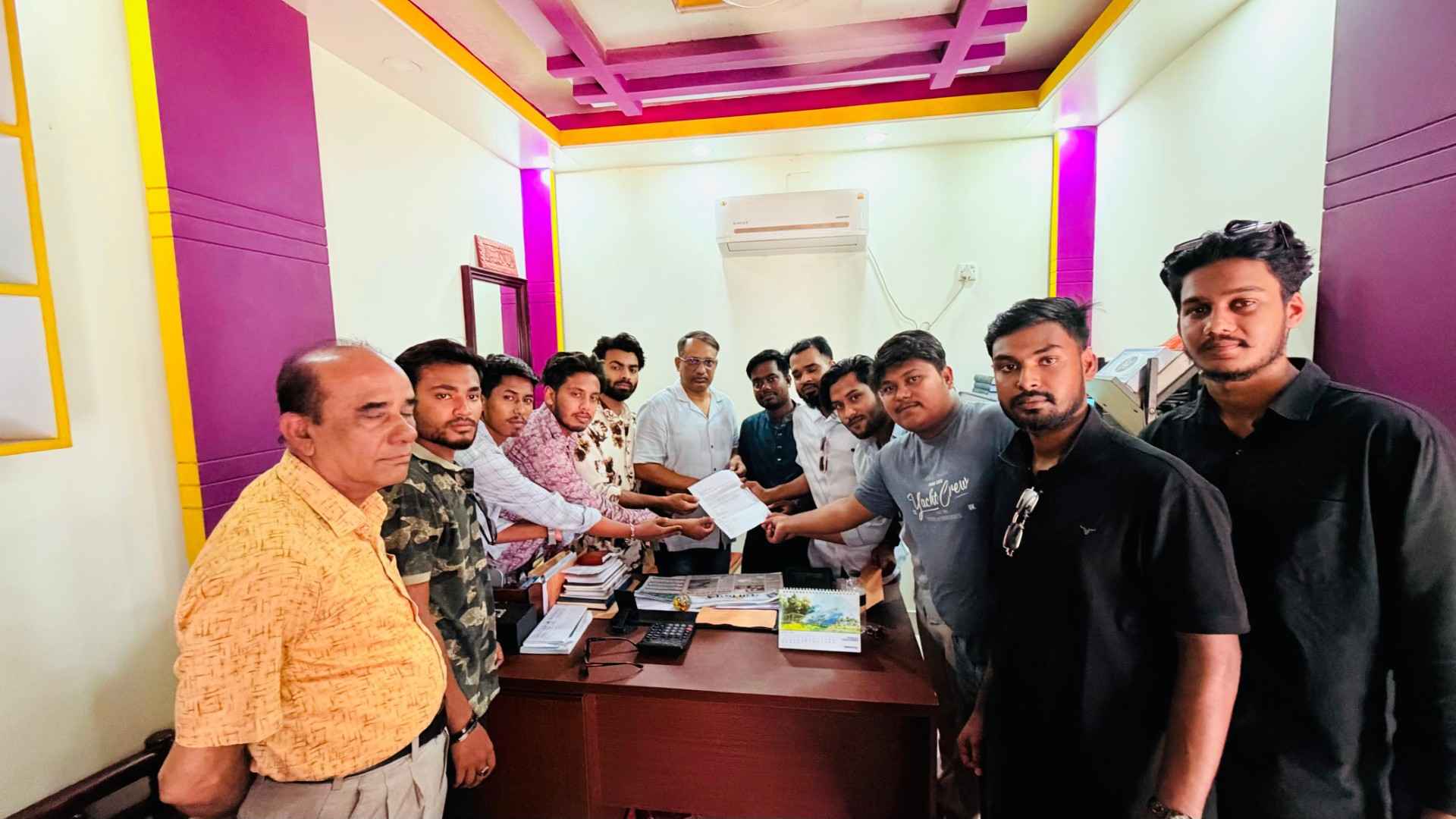 ফরিদপুরে শিক্ষার্থীদের জন্য বাসে হাফ ভাড়া চায় ছাত্রদল