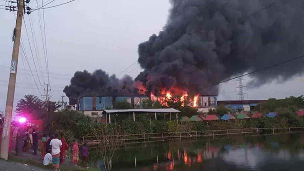 কেরানীগঞ্জে অবৈধ গ্যাস লাইটার কারখানায় আগুন, ৪ মরদেহ উদ্ধার