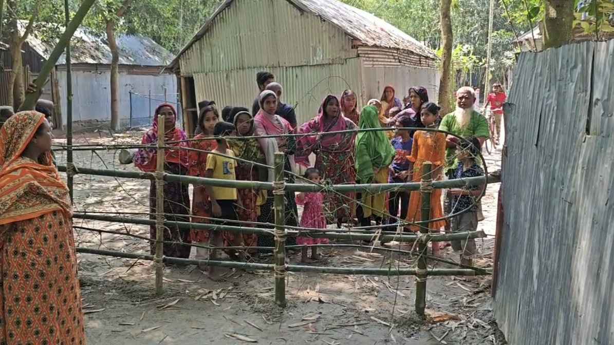 সুন্দরগঞ্জে যাতায়াতের রাস্তায় বেড়া, ২ শতাধিক মানুষ অবরুদ্ধ