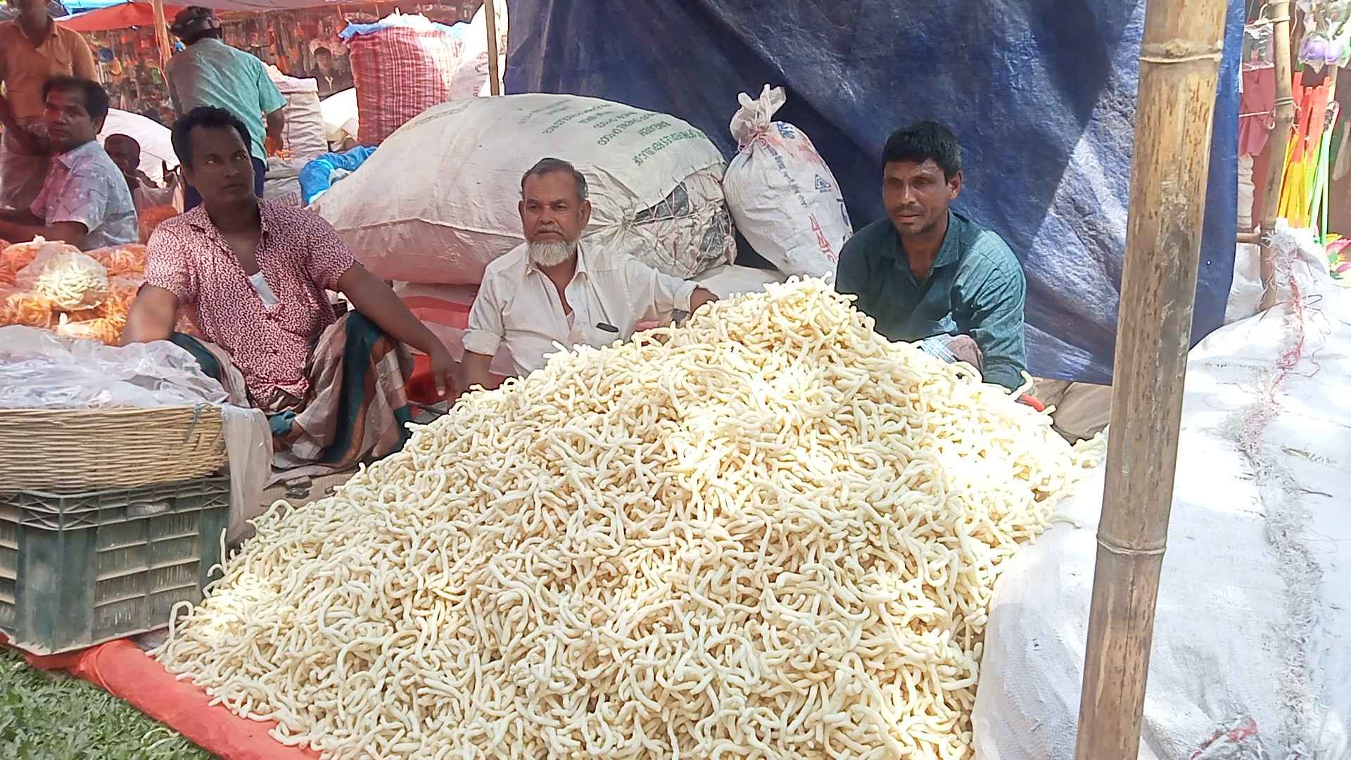 সাদুল্লাপুরে বান্নীর মেলায় উপস্থিতি কম, অতিরিক্ত টোল আদায়ের অভিযোগ