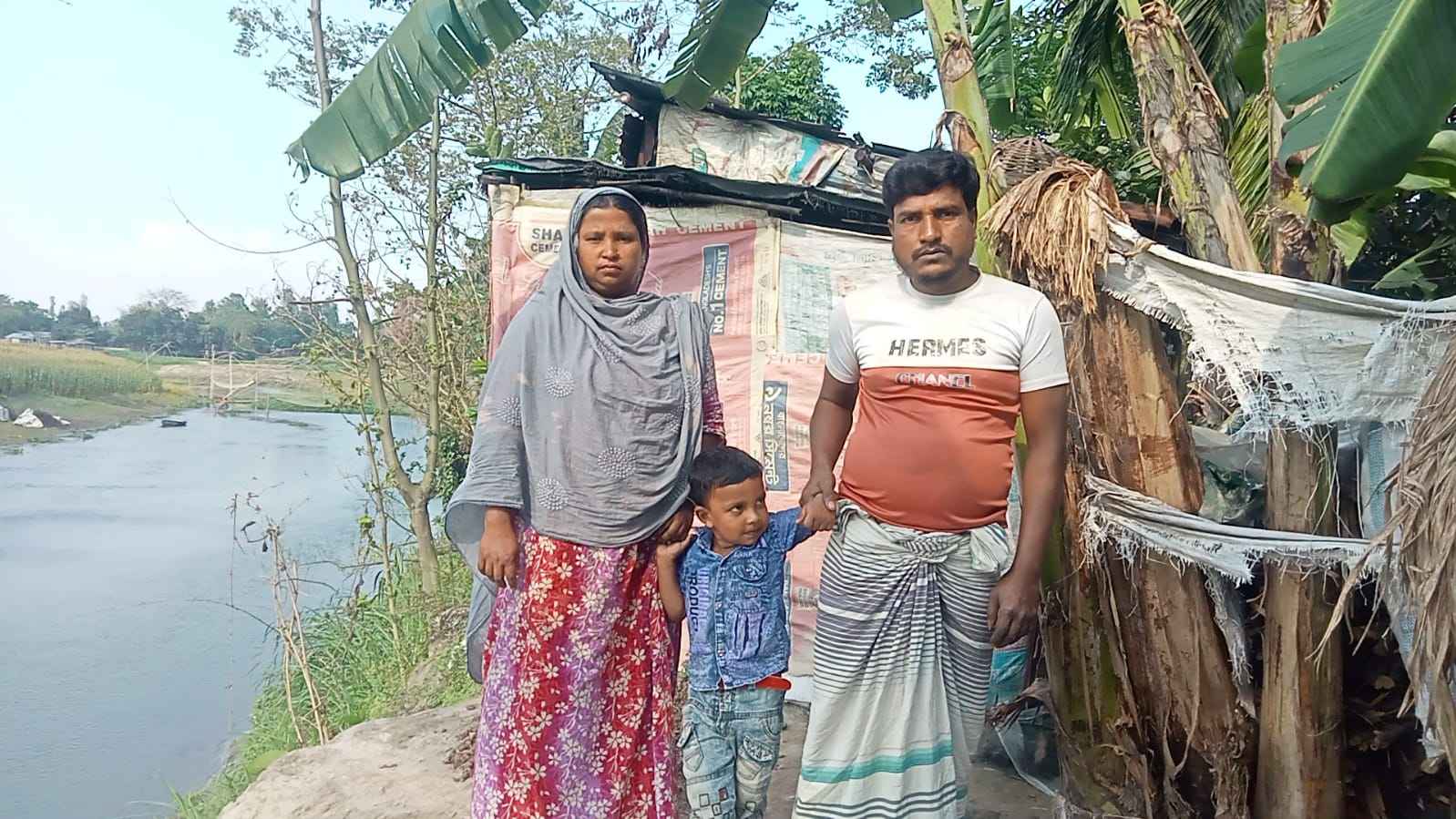 নদী ভাঙনে ভিটেমাটি হারিয়ে মাথা গোঁজার ঠাঁই খুঁজছেন রাজু