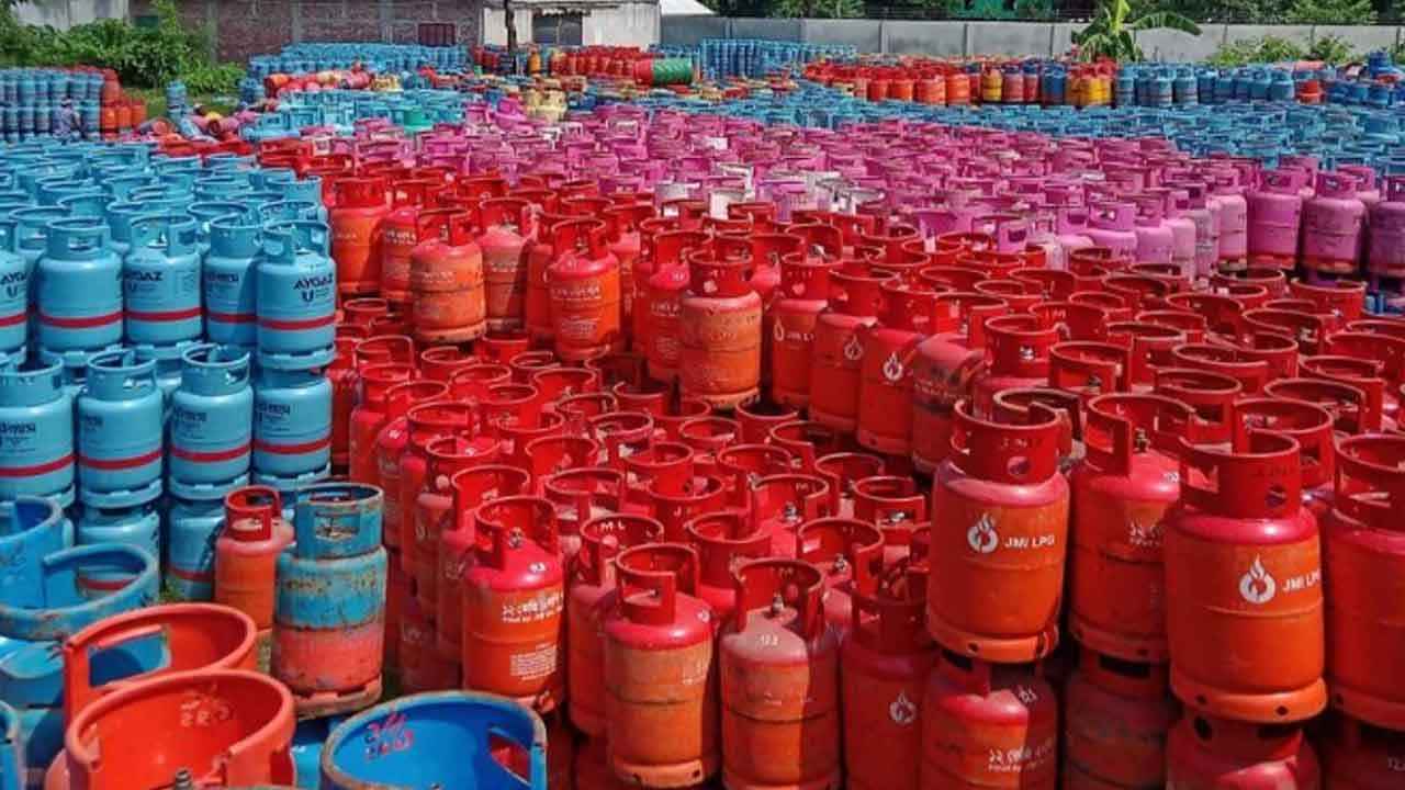 সরকারিভাবে ব্যাপক মূল্যবৃদ্ধির পরও নির্ধারিত দামে মিলছে না এলপি গ্যাস