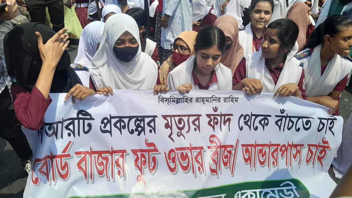 বিআরটি প্রকল্পের ভোগান্তি নিরসন দাবিতে গাজীপুরে মহাসড়ক অবরোধ