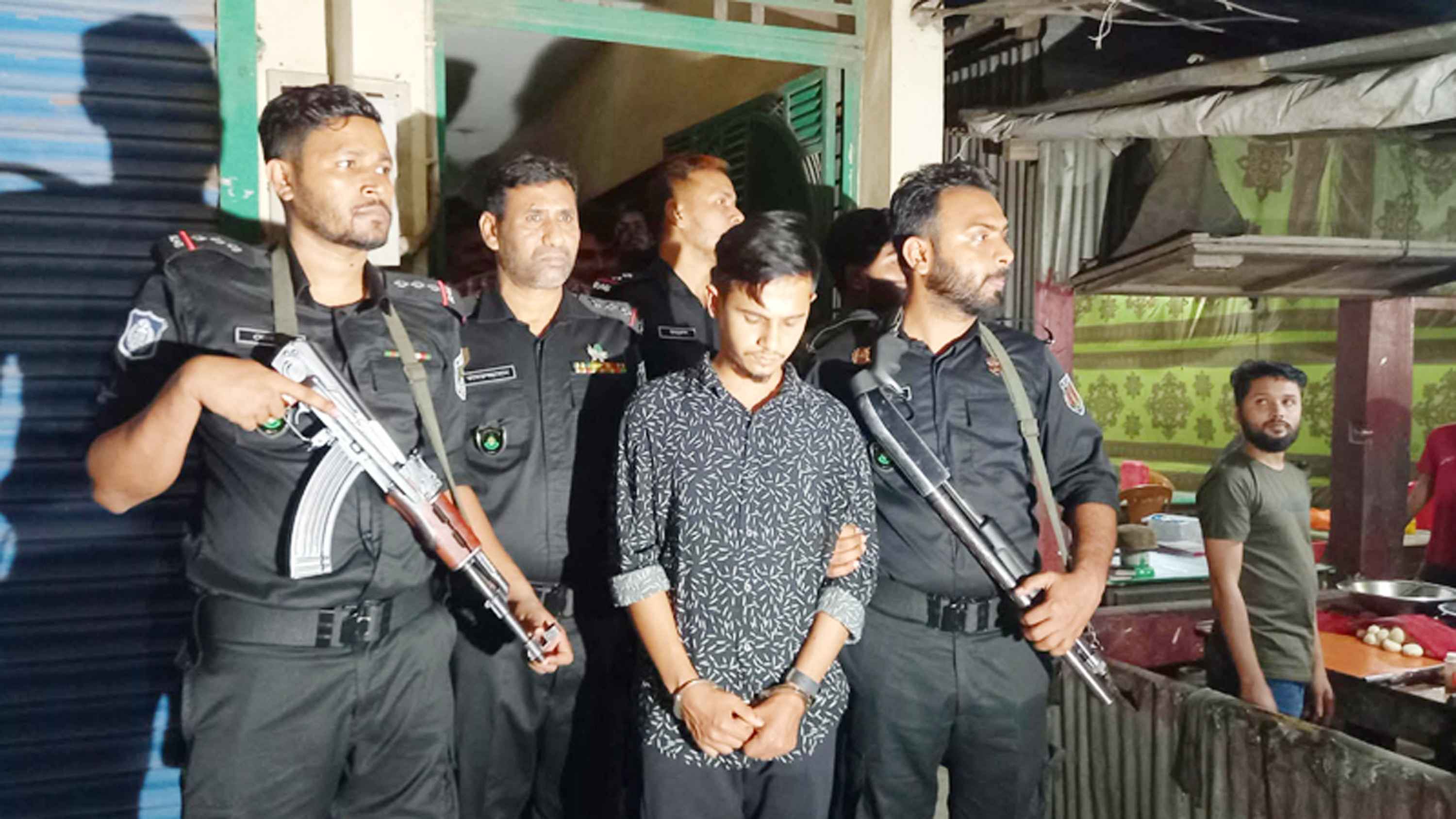 সার্টিফিকেট জালিয়াতি চক্রের সদস্য আটক