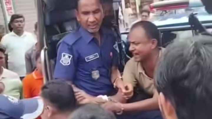 হাতিয়ায় অবৈধভাবে তেল মজুদ: ১২ ড্রাম ডিজেল জব্দ, ৫০ হাজার টাকা জরিমানা