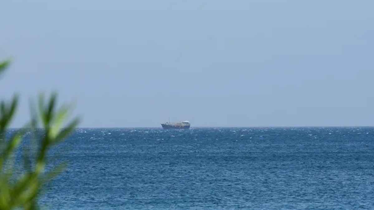 দুই মার্কিন জাহাজের হরমুজ প্রণালি অতিক্রমের দাবি, ইরানের অস্বীকার