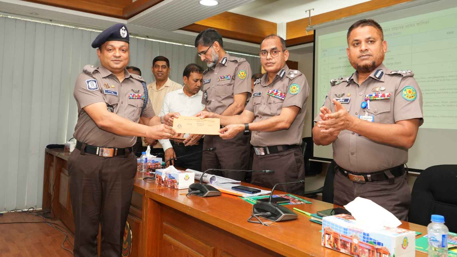 ডিএমপিতে মার্চের কাজে পুরস্কৃত হলেন যেসব পুলিশ কর্মকর্তা