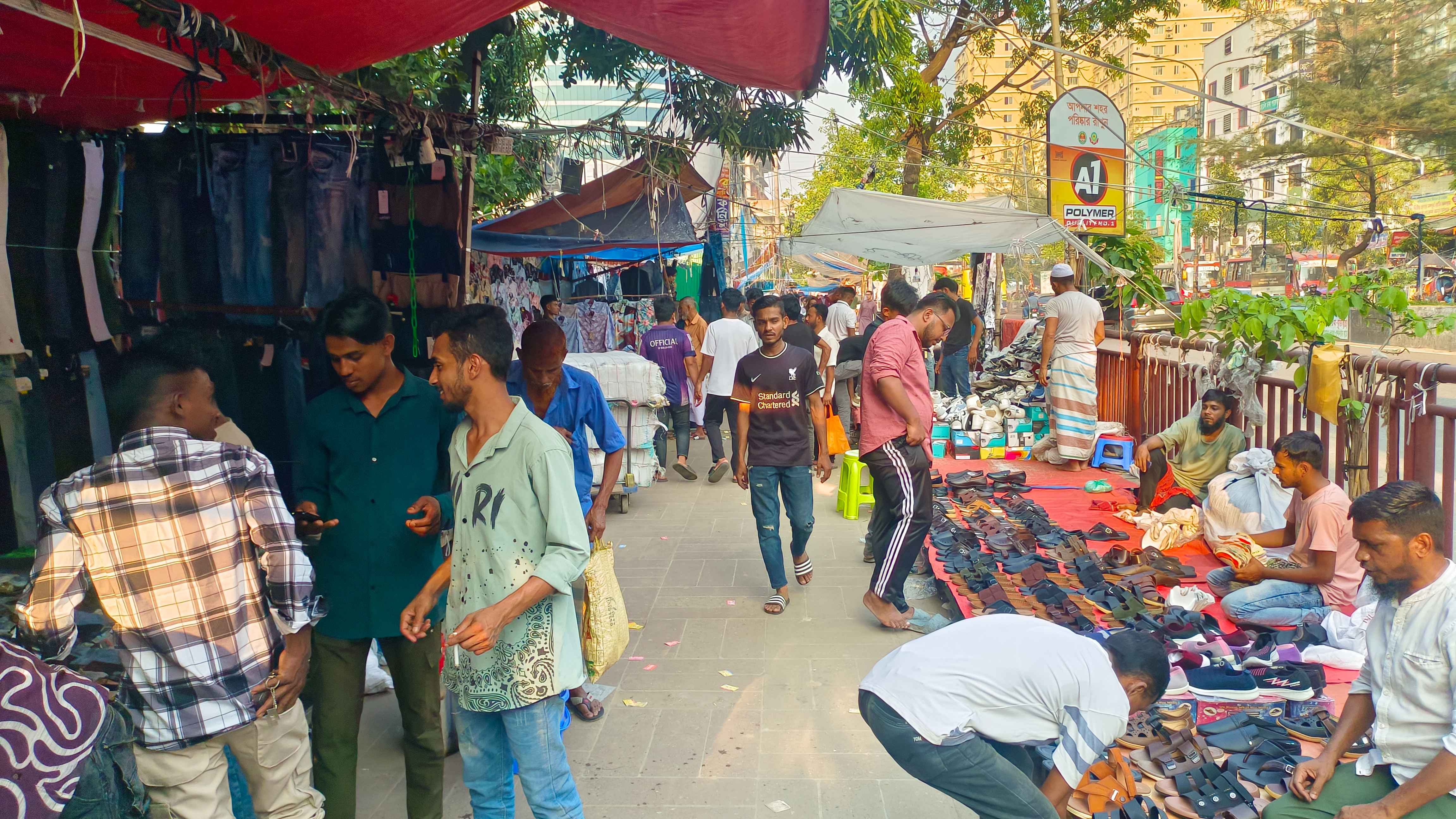 বিকেল গড়াতেই ফুটপাত দখল!