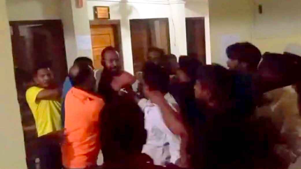 রাতে অফিস খোলা থাকায় ছাত্রদল-গণঅধিকারের নেতাকর্মীদের সংঘর্ষ