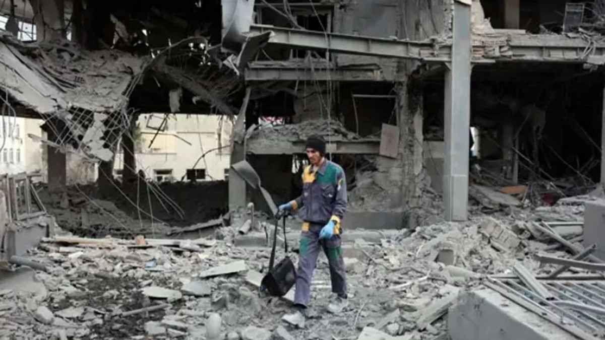 তেহরানে বহুতল আবাসিক ভবনে বিমান হামলা, নিহত ১৩