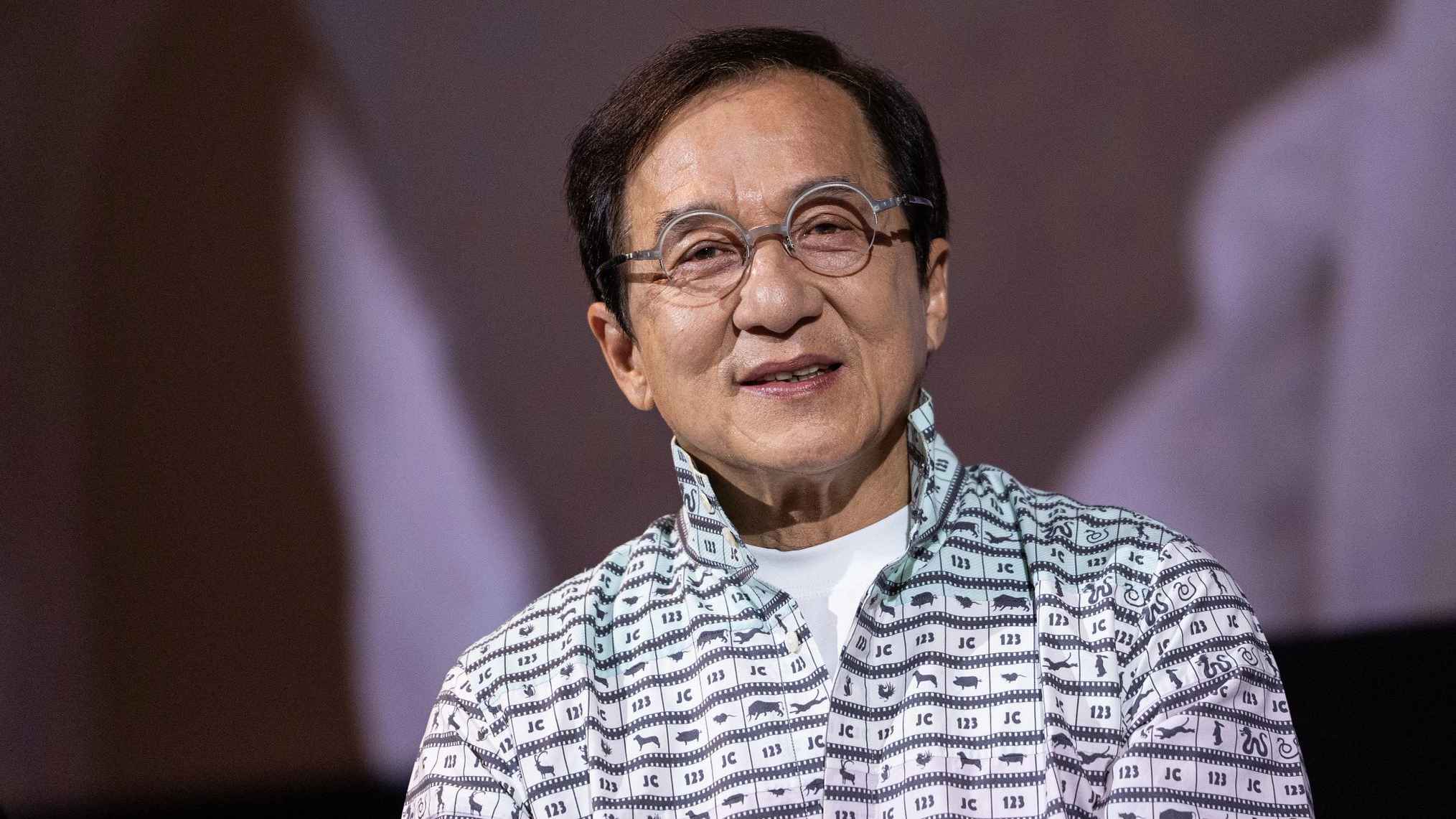 বাবা ছিলে গুপ্তচর, মা মাদক কারবারি— কতটুকু জানেন জ্যাকি চ্যান সম্পর্কে