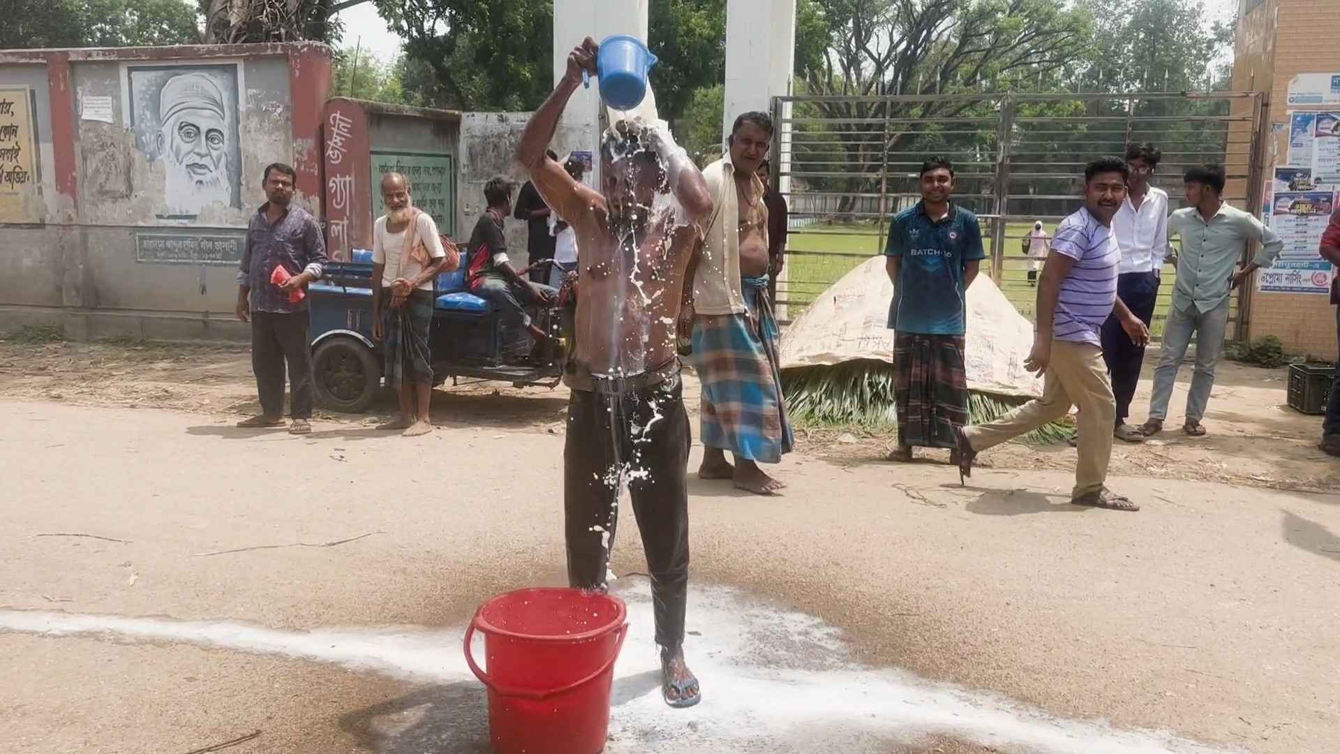 জয়পুরহাটে দুধ দিয়ে গোসল করে জুয়া ছাড়ার শপথ যুবকের