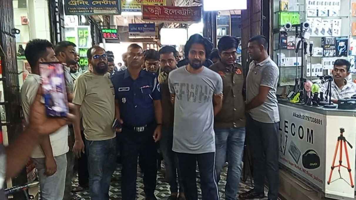 যশোরে বিদেশি পিস্তল-গুলিসহ মোবাইল সার্ভিসিং সেন্টারের মালিক আটক