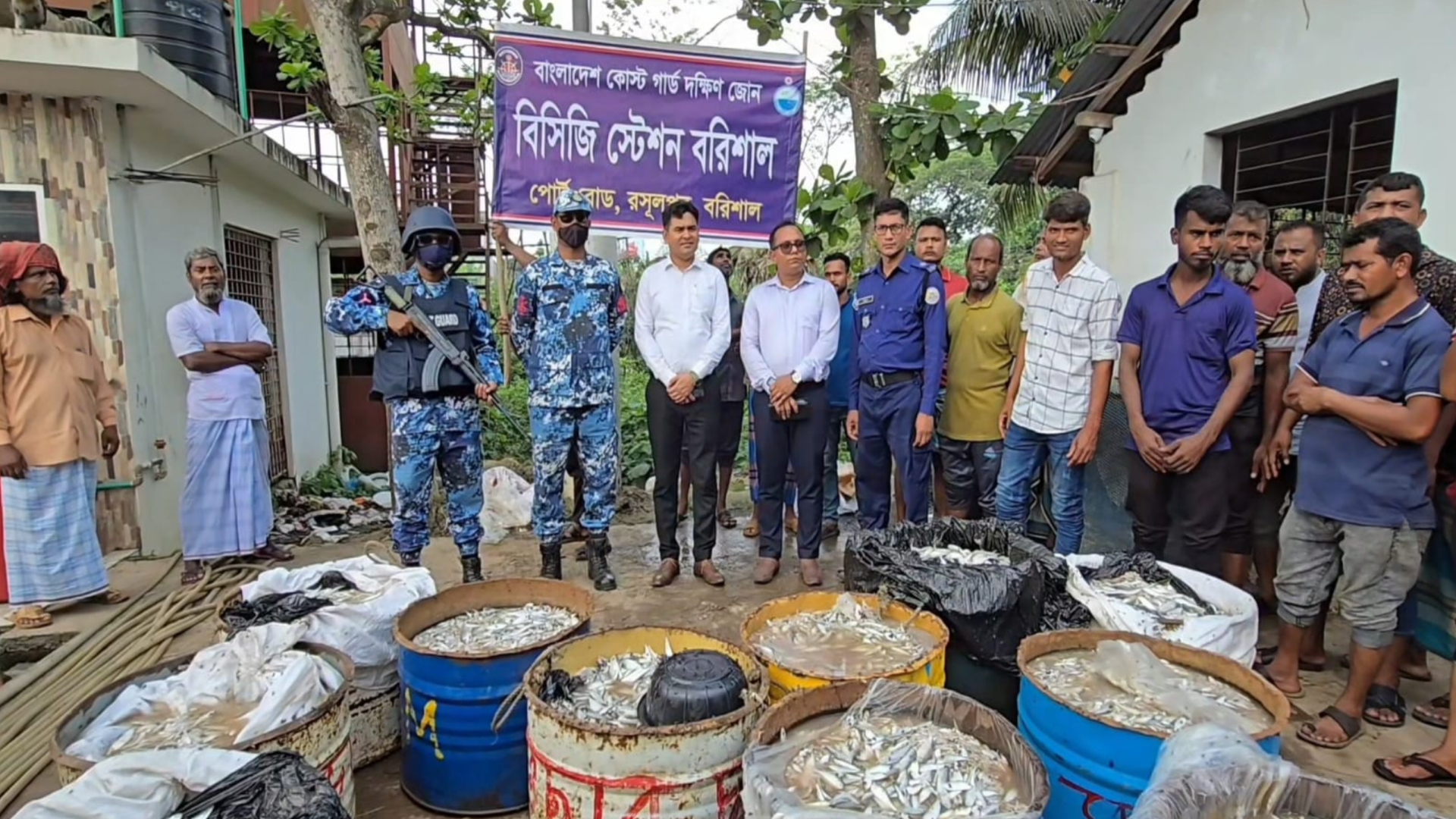 নলছিটিতে বাসে মিলল ৪২ মণ জাটকা, ৩ জনকে জরিমানা