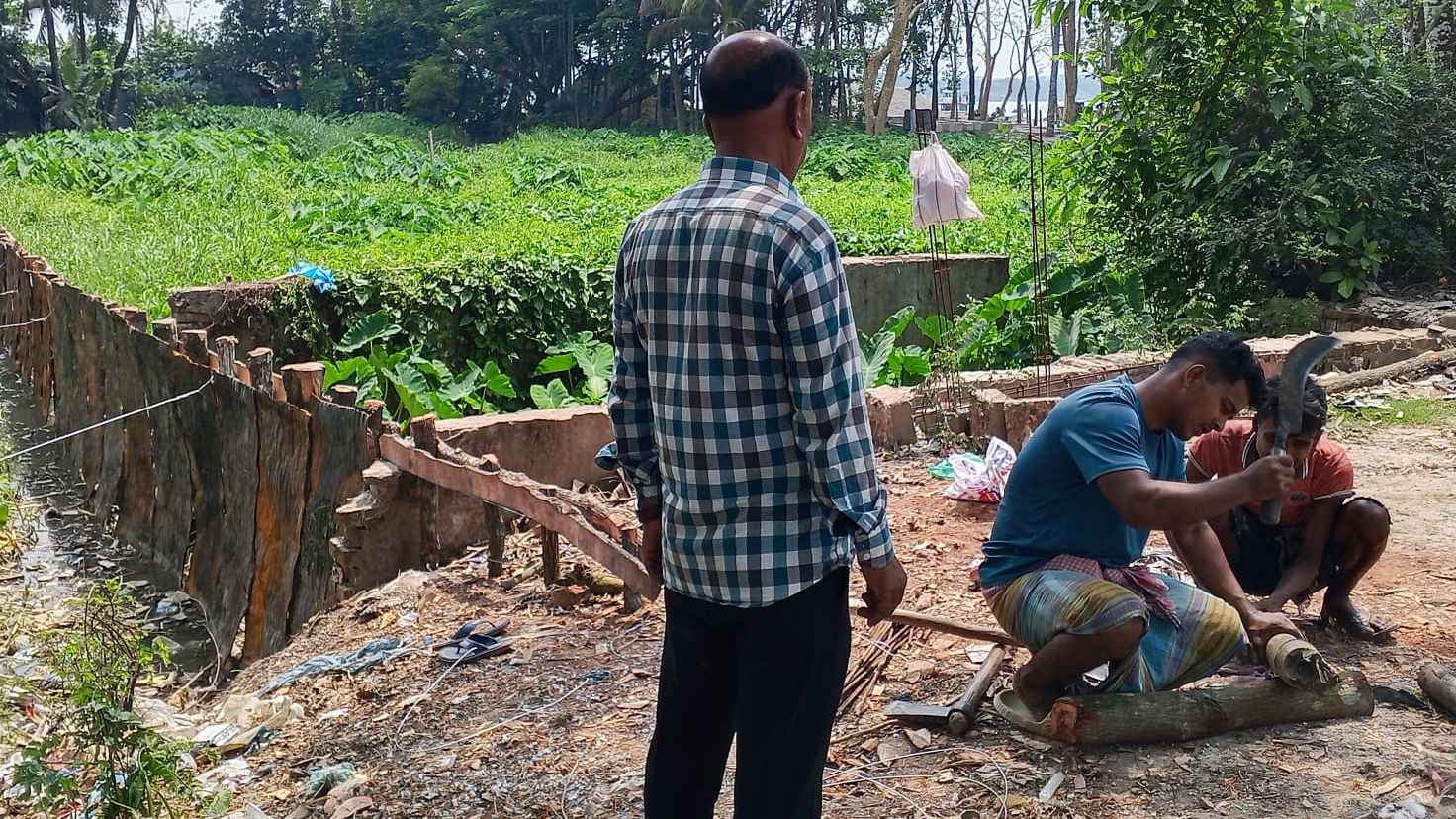 ঝালকাঠিতে সওজের জলাশয় ভরাট করে ট্রাকস্ট্যান্ড নির্মাণের অভিযোগ