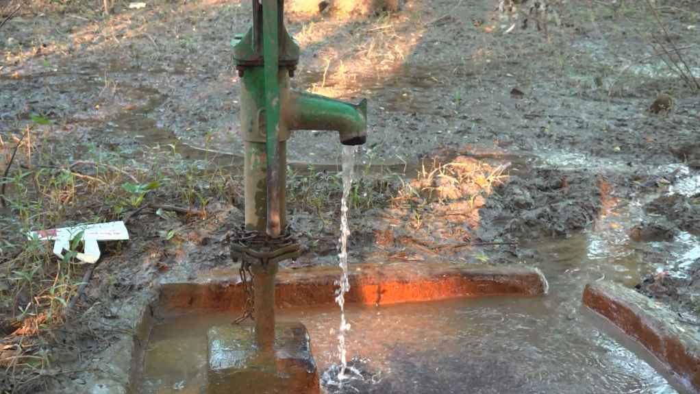 মাটির গভীর থেকে টিউবওয়েলে পরিষ্কার পানি যেভাবে ওঠে: নেপথ্যে বিজ্ঞান