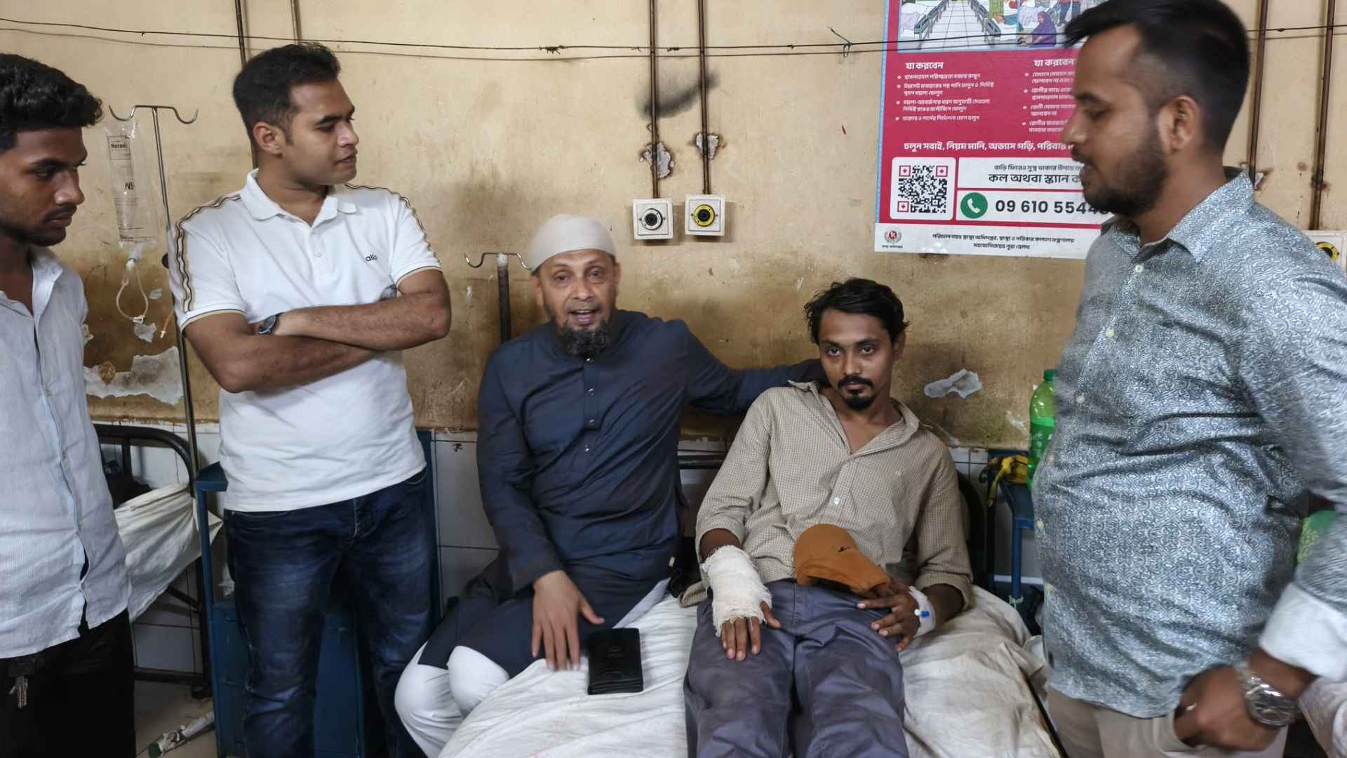 লক্ষ্মীপুরে তেল ব্যবসায়ীর হামলায় ছাত্রদলের দুই নেতা হাসপাতালে