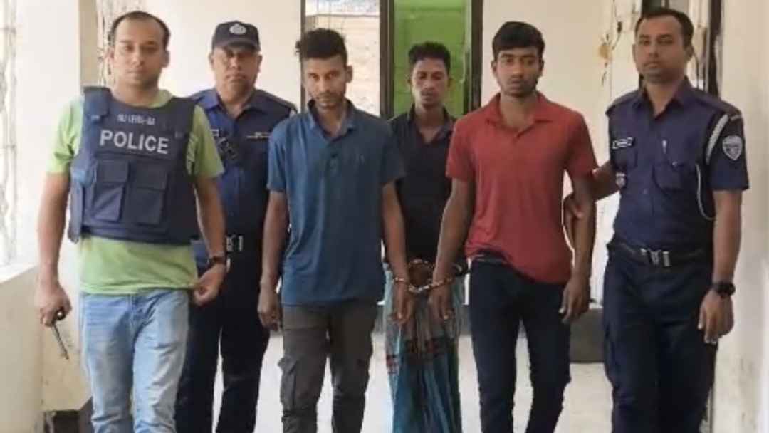 লক্ষ্মীপুরে অটোচালক হত্যায় ৩ যুবক গ্রেফতার
