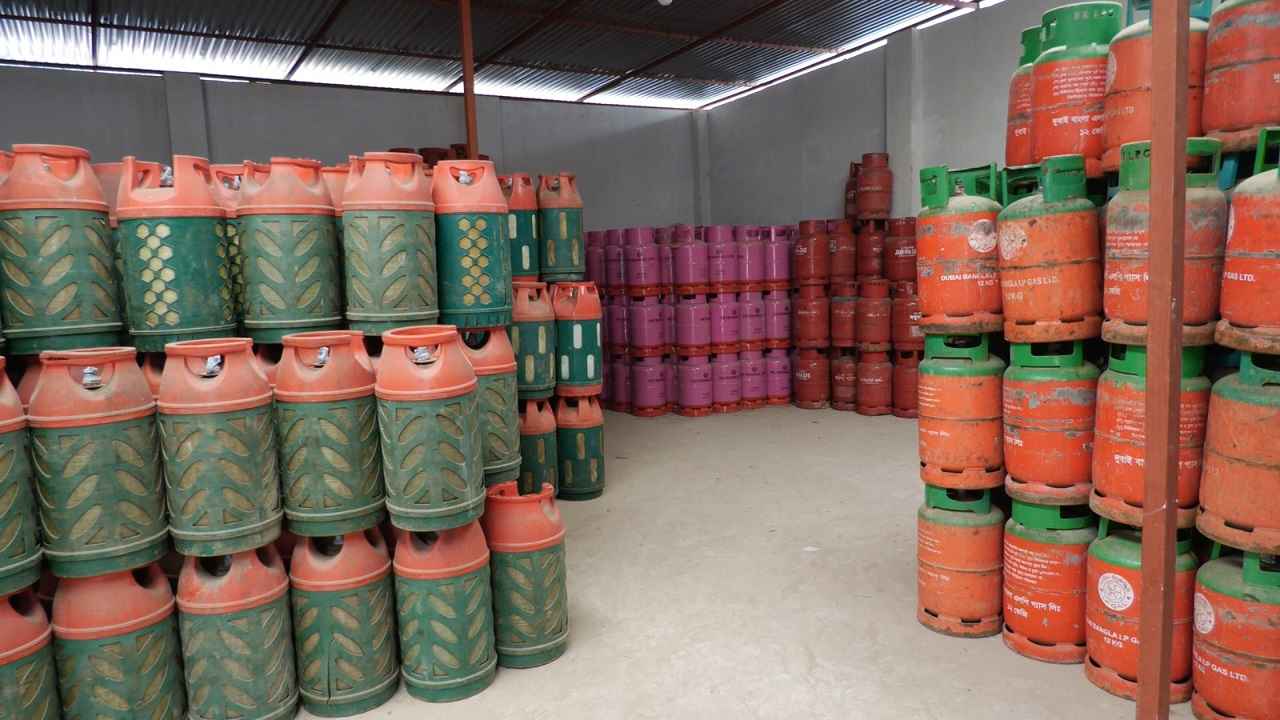 পর্যাপ্ত মজুত, তবু বেশি দামে বিক্রি হচ্ছে গ্যাস সিলিন্ডার