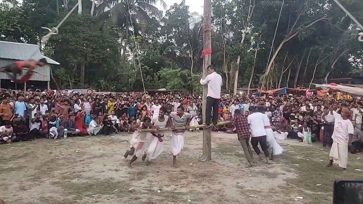 ঐতিহ্য ও বিশ্বাসে ৩০০ বছরের চড়ক গাছ খেলা