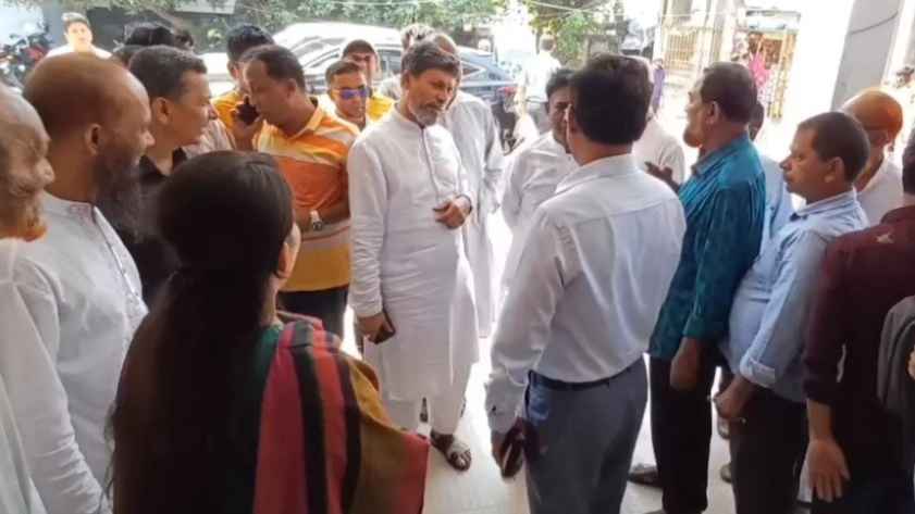 মাদারীপুরে চাঁদাবাজ ধরতে রেজিস্ট্রার অফিসে তালা দিলেন এমপি জাহান্দার