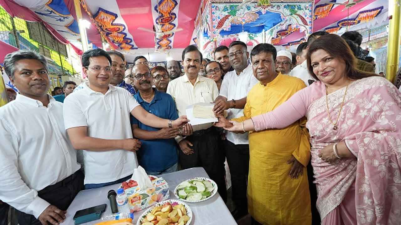 নিজ আসনের ৪ মন্দিরে প্রধানমন্ত্রীর অনুদান