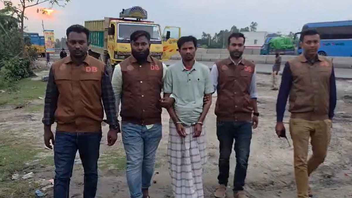 শিক্ষার্থীদের সামনে বিকৃত আচরণে অভিযুক্ত  গ্রেফতার