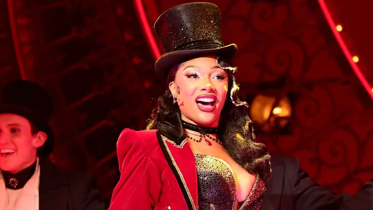 মঞ্চে অসুস্থ জনপ্রিয় গায়িকা, যা ঘটল তারপর