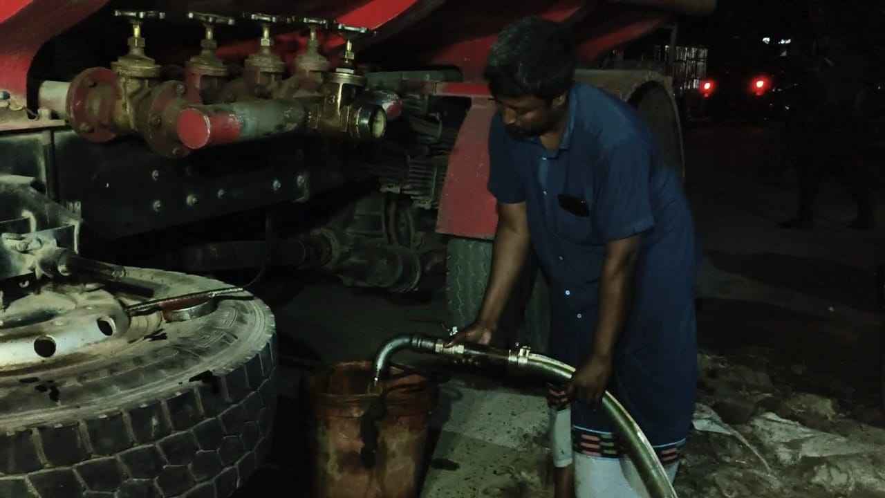 গাংনীতে লরি থেকে অবৈধভাবে ডিজেল নেওয়ার সময় সাড়ে ৪ হাজার লিটার জব্দ